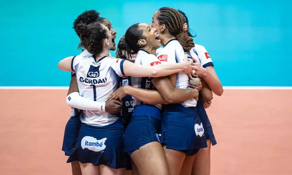 Gerdau Minas comemorando um ponto na vitória sobre o São Caetano pela Superliga Feminina (Hedgard Moraes/Minas Tênis Clube)