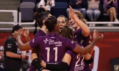 Jogadoras do Osasco comemorando um dos pontos da vitória sobre o Pinheiros pelas quartas da Superliga Feminina (Crédito: @tkssport/@carol__fotografia)
