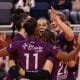 Jogadoras do Osasco comemorando um dos pontos da vitória sobre o Pinheiros pelas quartas da Superliga Feminina (Crédito: @tkssport/@carol__fotografia)
