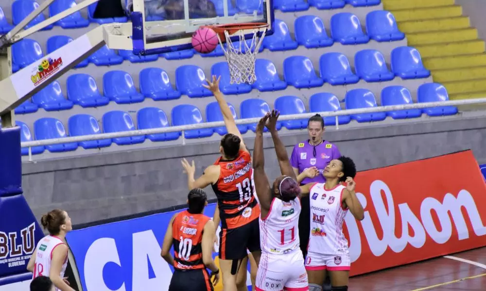 Gabriela Guimarães anotando uma cesta no confronto entre Ituano e Blumenau pela LBF (Foto: Vitor Bett)