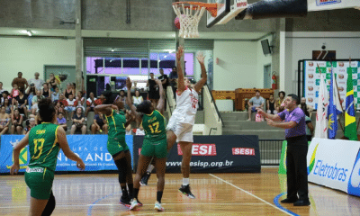 Érika fazendo bandeja em vitória do Sesi Arararaquara sobre o Santo André na LBF - basquete feminino