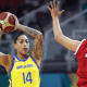 Érika de Souza, novo reforço do Sesi Araraquara para a LBF, com a bola na mão em jogo do Brasil
