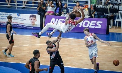 Na imagem, Márcio, do Sesi Franca, enterrando a bola na cesta do Vasco.