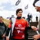 Gabriel Medina com a prancha embaixo do braço em Bells Beach