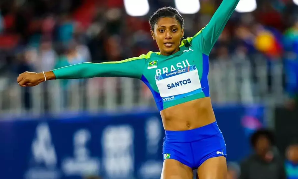 Na imagem, Gabriele durante o movimento de salto triplo.