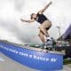 Na imagem, Gabryel Aguilar descendo pelo corrimão com seu skate.