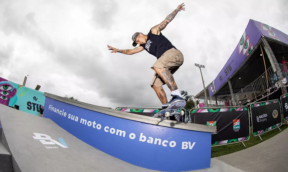 Na imagem, Gabryel Aguilar descendo pelo corrimão com seu skate.