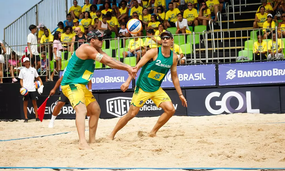 Na imagem, George e André na recepção de um ponto.