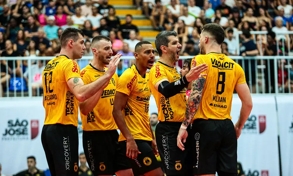 Na imagem, time de Guarulhos comemorando a classificação.