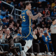 Gui Santos jogando na NBA pelo Golden State Warriors na NBA