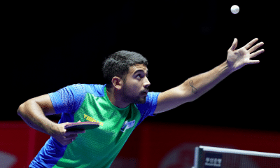 Guilherme Teodoro durante saque no Smash de Singapura de tênis de mesa; Vitor Ishiy também perdeu