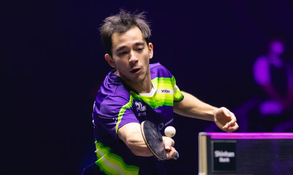 Hugo Calderano em ação no WTT Champions de Incheon após vitória sobre Fan Zhendong
