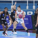 Gabi Guimarães, do Ituano, carrega a bola marcada por atletas do Sodiê Mesquita em jogo da LBF