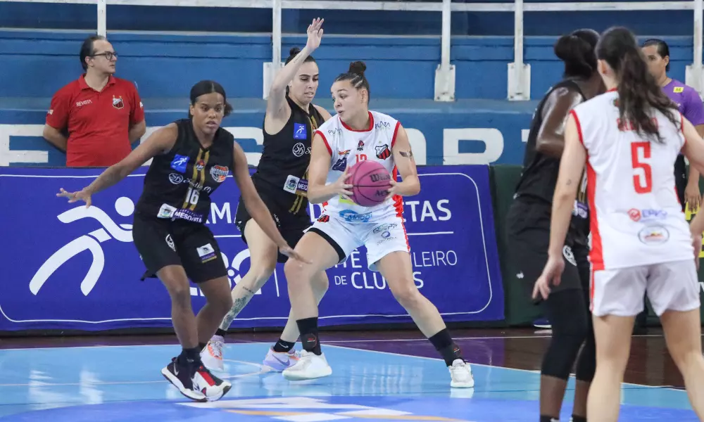 Gabi Guimarães, do Ituano, carrega a bola marcada por atletas do Sodiê Mesquita em jogo da LBF
