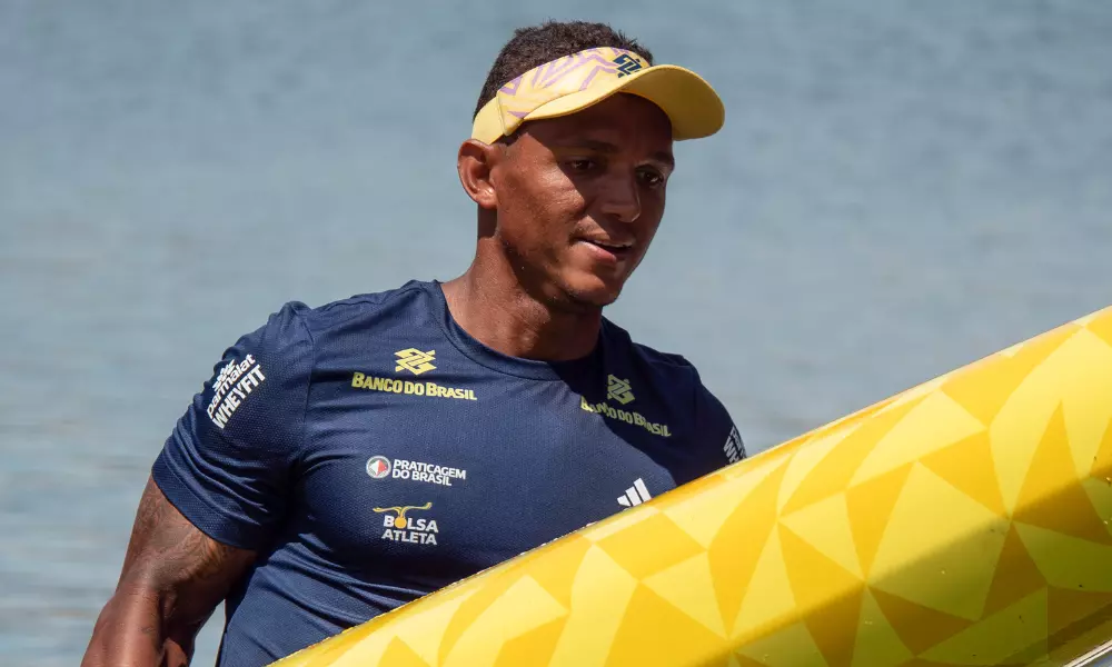 Isaquias Queiroz carrega barco; ele venceu a primeira etapa da Copa Brasil de canoagem velocidade