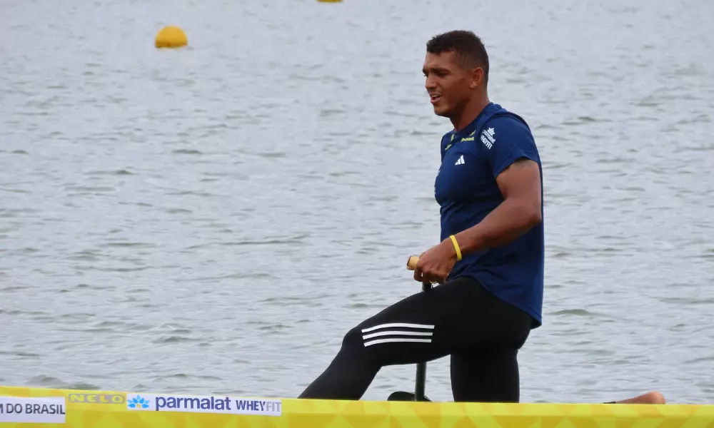 Isaquias Queiroz em ação na Copa Brasil de canoagem velocidade em Lagoa Santa; ele venceu Filipe Vieira no photo finish