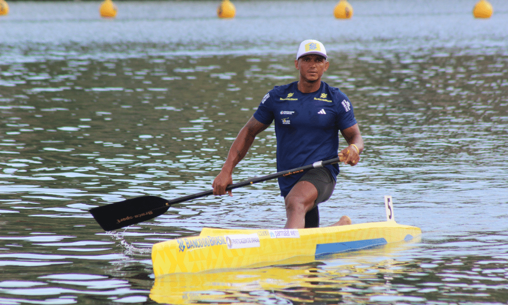 Isaquias Queiroz na Copa Brail de canoagem velocidade, em Lagoa Santa; ele venceu Filipe Vieira no C1 500m