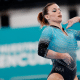 Jade Barbosa, de collant azul e preto, em apresentação do solo. Ela apresentará nova série ao som de Britney Spears
