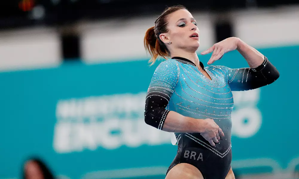 Jade Barbosa, de collant azul e preto, em apresentação do solo. Ela apresentará nova série ao som de Britney Spears