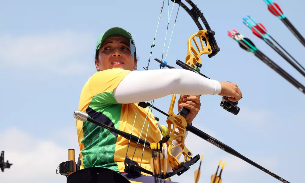 Jane Karla durante os Jogos Paralímpicos de Tóquio-2020; ela luta por medalha no Fazza Championship de tiro com arco paralímpico