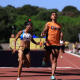 Jerusa Geber com guia após cruzar a linha de chegada dos 100m no Desafio CPB/CBAt
