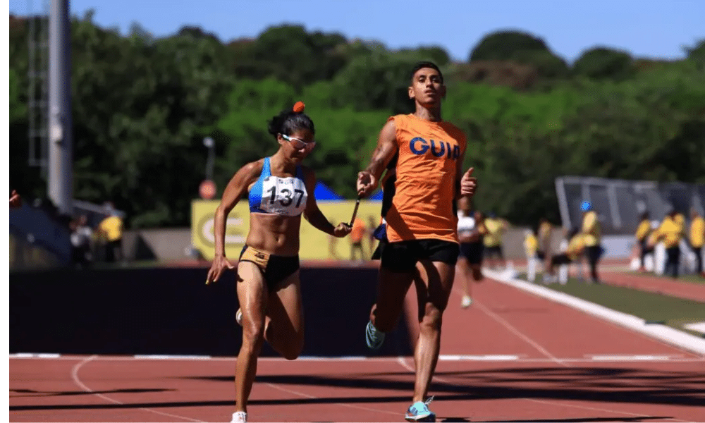 Jerusa Geber com guia após cruzar a linha de chegada dos 100m no Desafio CPB/CBAt