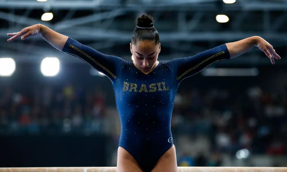 Julia Soares antes de se apresentar na trave na Copa do Mundo de ginástica artística