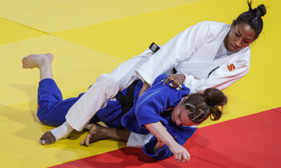 Ketleyn Quadros, de judogi branco, tenta projetar adversária perto do solo; ela competirá no Grand Slam de Antalya de judô