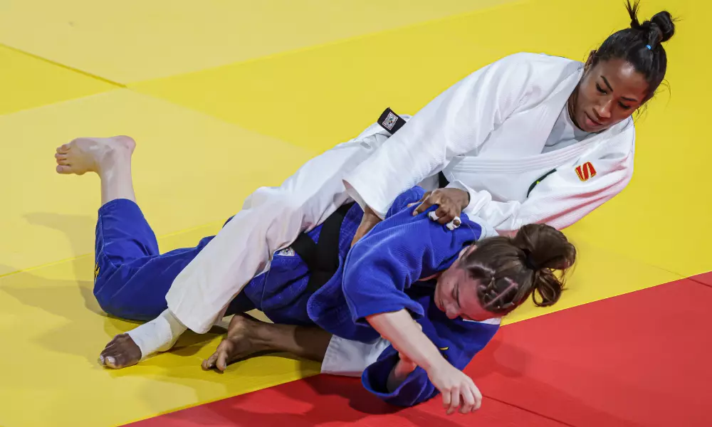 Ketleyn Quadros, de judogi branco, tenta projetar adversária perto do solo; ela competirá no Grand Slam de Antalya de judô