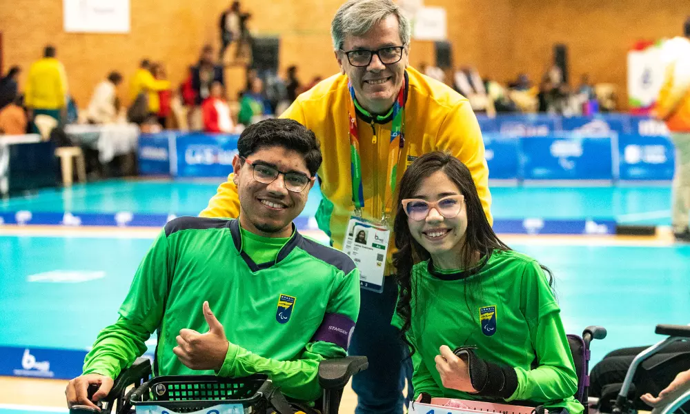Laissa Vasconcelos e André Martins com o treinador no Pré-Paralímpico de bocha para Paris-2024