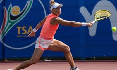 Na imagem, Laura Pigossi rebatendo a bolinha em quadra sul-africana.