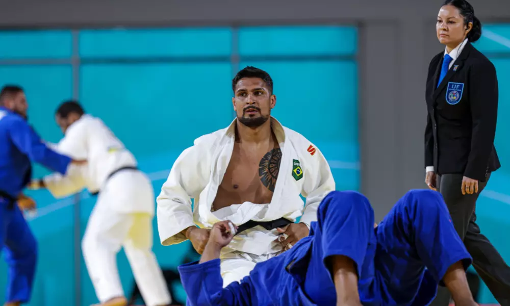 Leonardo Gonçalves no solo após derrota