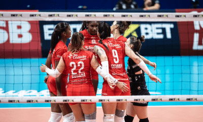 Jogadoras do Osasco comemoram ponto contra o Minas na Superliga Feminina