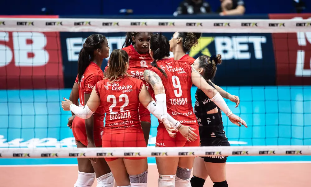 Jogadoras do Osasco comemoram ponto contra o Minas na Superliga Feminina