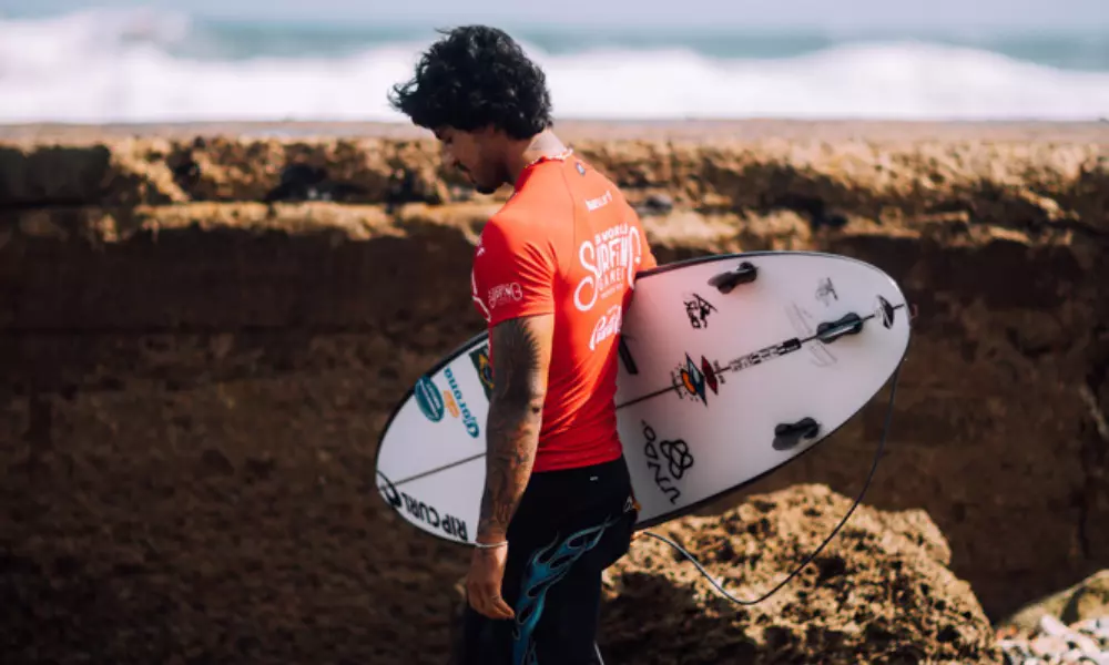 Gabriel Medina entrando no mar durante o ISA Games