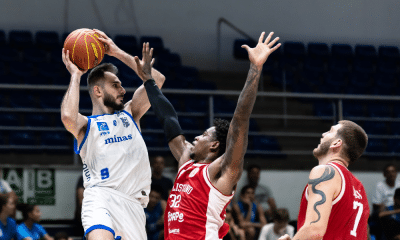 Fuzaro, do Minas, arremessa contra jogador do Paulistano no NBB; Unifacisa e Pinheiros