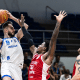Fuzaro, do Minas, arremessa contra jogador do Paulistano no NBB; Unifacisa e Pinheiros