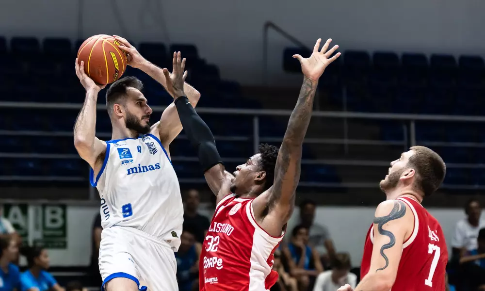 Fuzaro, do Minas, arremessa contra jogador do Paulistano no NBB; Unifacisa e Pinheiros