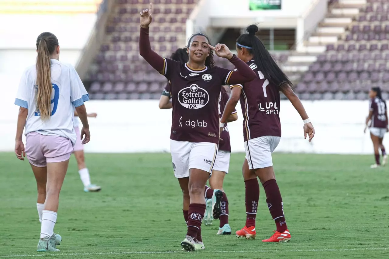 Nat Vendito comemora vitória da Ferroviária sobre o Avaí/Kindermann no Campeonato Brasileiro Sub-20 de futebol feminino