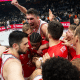 Jogadores do Olympiacos comemorando vitória contra o Partizan Belgrado pelo Euroliga de basquete