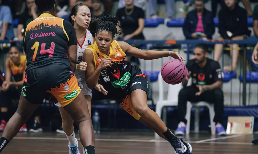 Jogadora do Unimed Campinas foge de marcadora no jogo contra Ponta Grossa na LBF