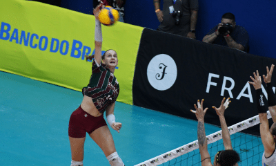 Uzelac, do Fluminense, ataca no jogo contra o Praia Clube na Superliga Feminina