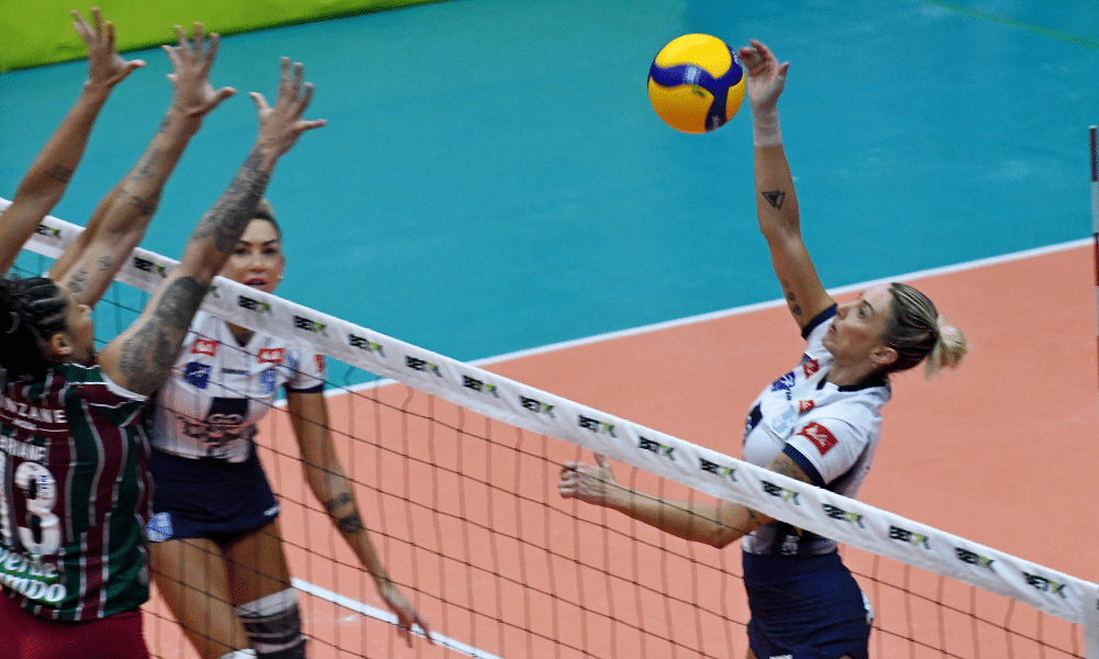 Pri Daroit ataca no jogo entre Minas e Fluminense nas quartas da Superliga Feminina de vôlei