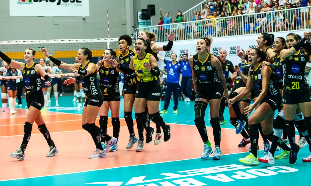 Clube comemorando título da Copa Brasil de vôlei feminino contra o Minas tabela Copa Brasil de vôlei feminino