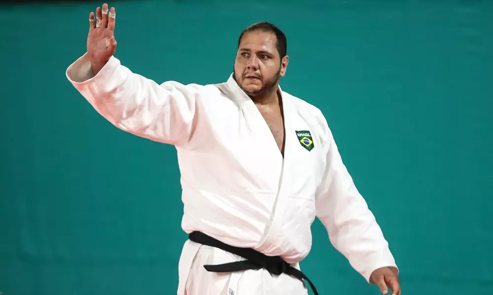 Rafael Silva com o braço erguido antes do Grand Slam de Antalya de judô