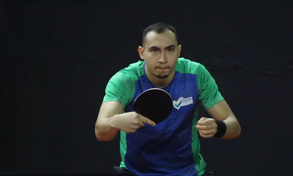 Rafael Turrini em ação no WTT Feeder de Otocec de tênis de mesa, contra Carlos Ishida