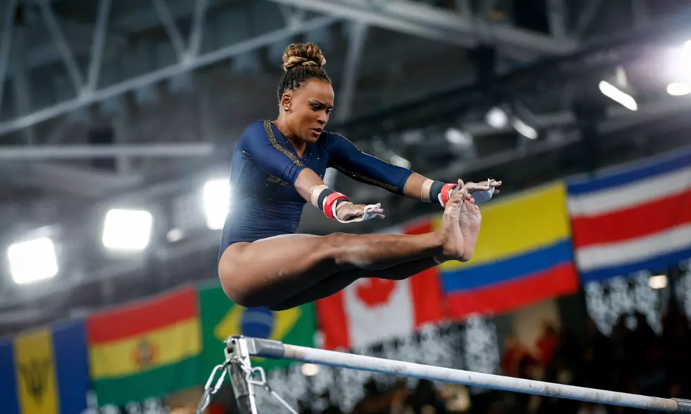 Rebeca Andrade durante ação nas barras assimétricas da Copa do Mundo de ginástica artística em Antalya