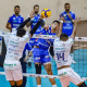 Bruno Lima atacando bola na saída de rede em jogo Vôlei Renata x Joinville na Superliga Masculina
