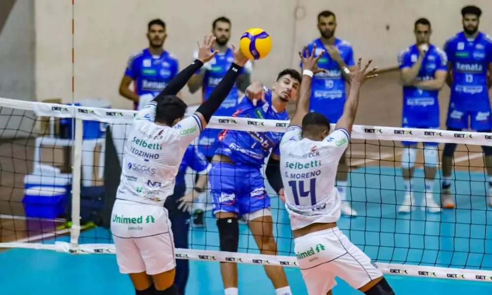 Bruno Lima atacando bola na saída de rede em jogo Vôlei Renata x Joinville na Superliga Masculina