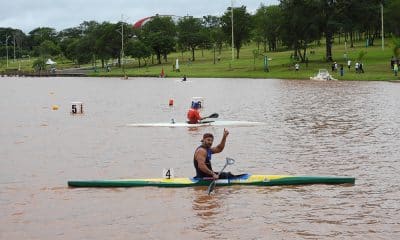 Na imagem, Fernando Rufino comemorando mais uma conquista na paracanoagem.